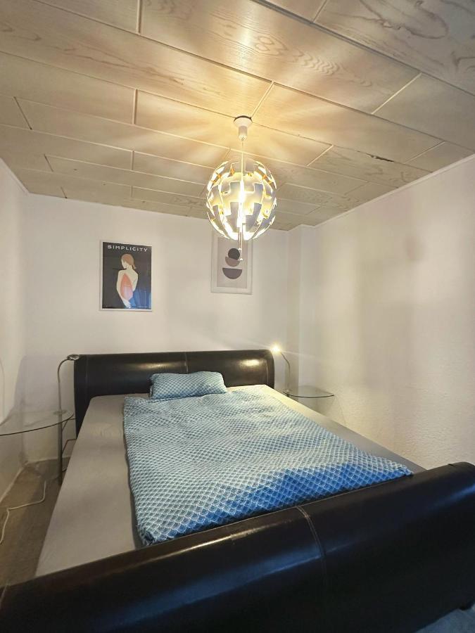 Zimmer In Reihenhaus Mit Terrasse Duisburg Exterior photo